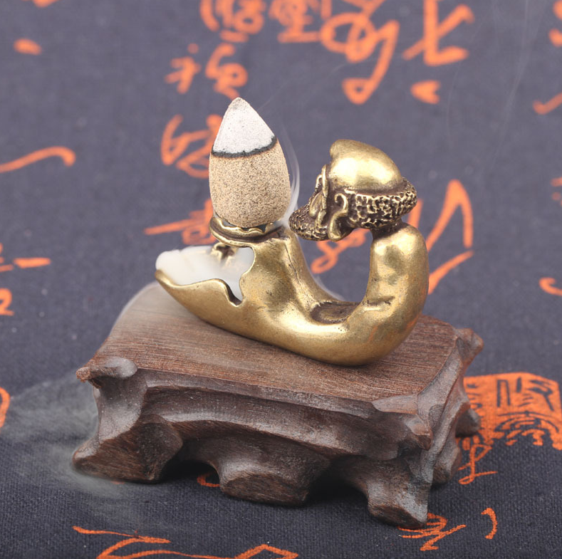 TƯỢNG ĐỒNG ĐẠT MA ĐỐT TRẦM HƯƠNG.png